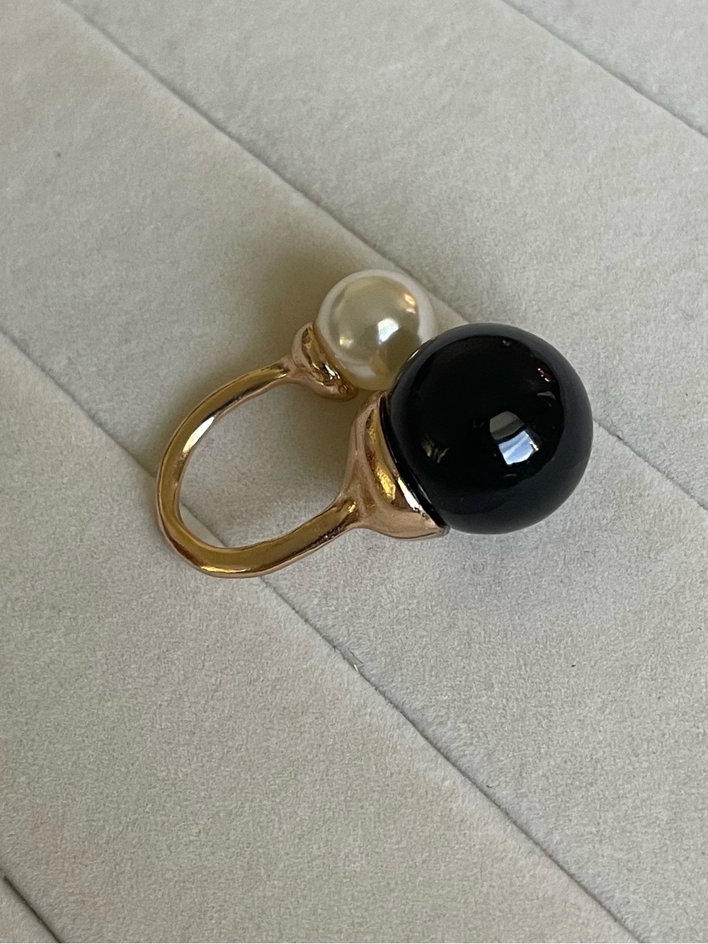 Adjustable Gold Tone Ring with Black and White Pearl Accent New  B05–07